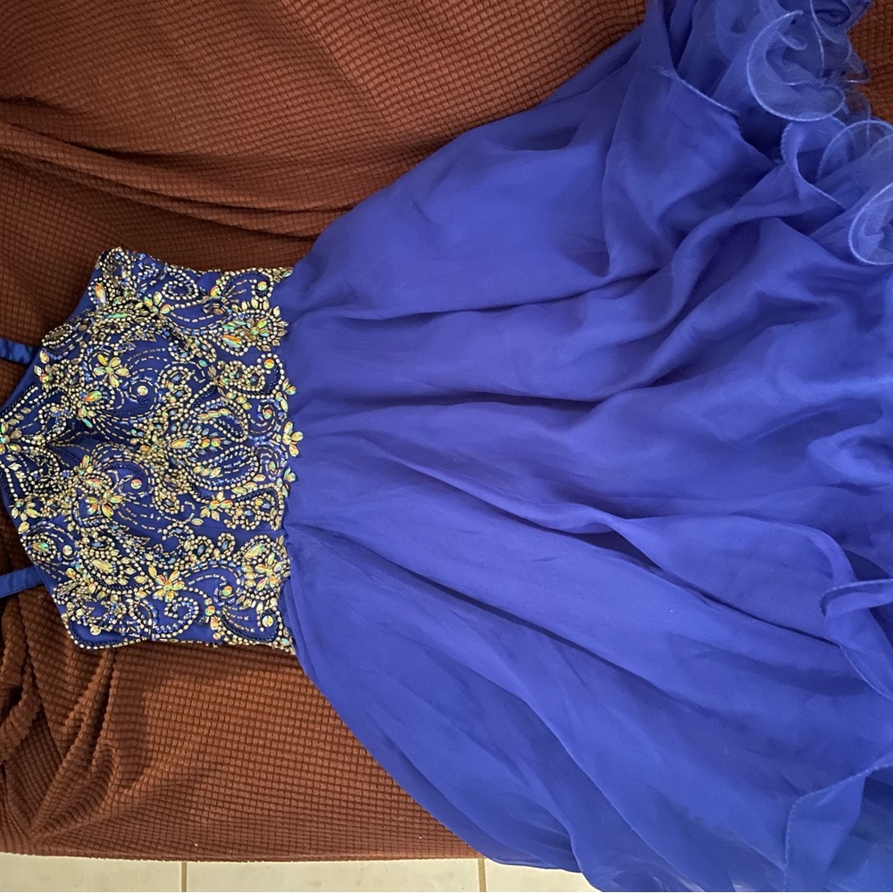 Beautiful dress!!! Shiny!
